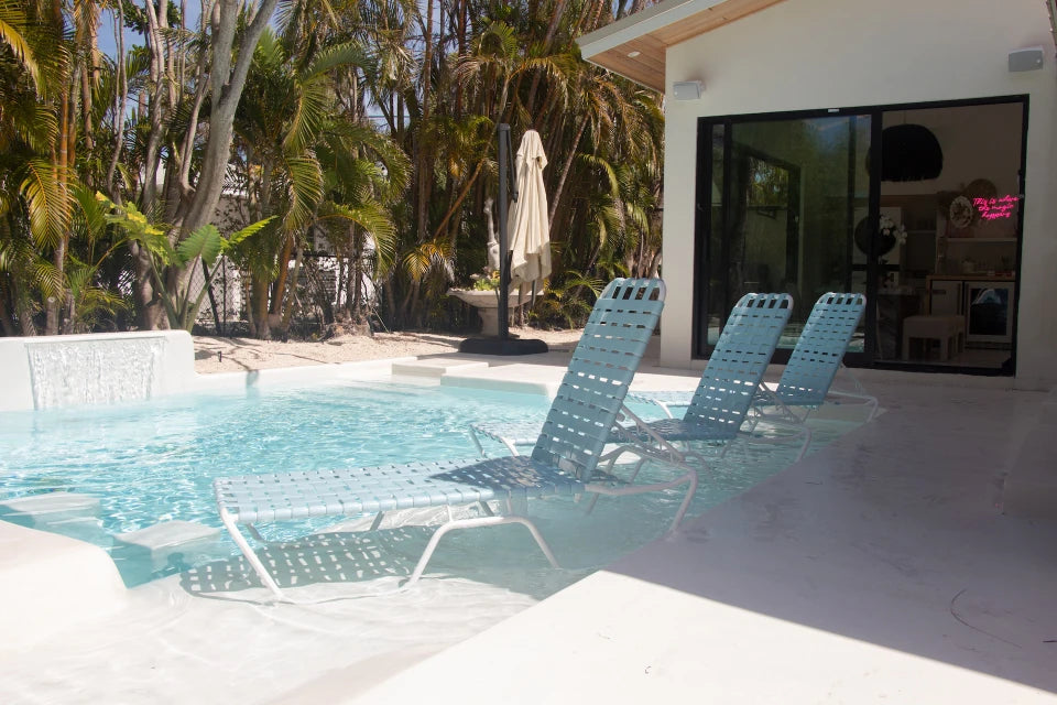 C140 14-inch Strap Chaise Lounge