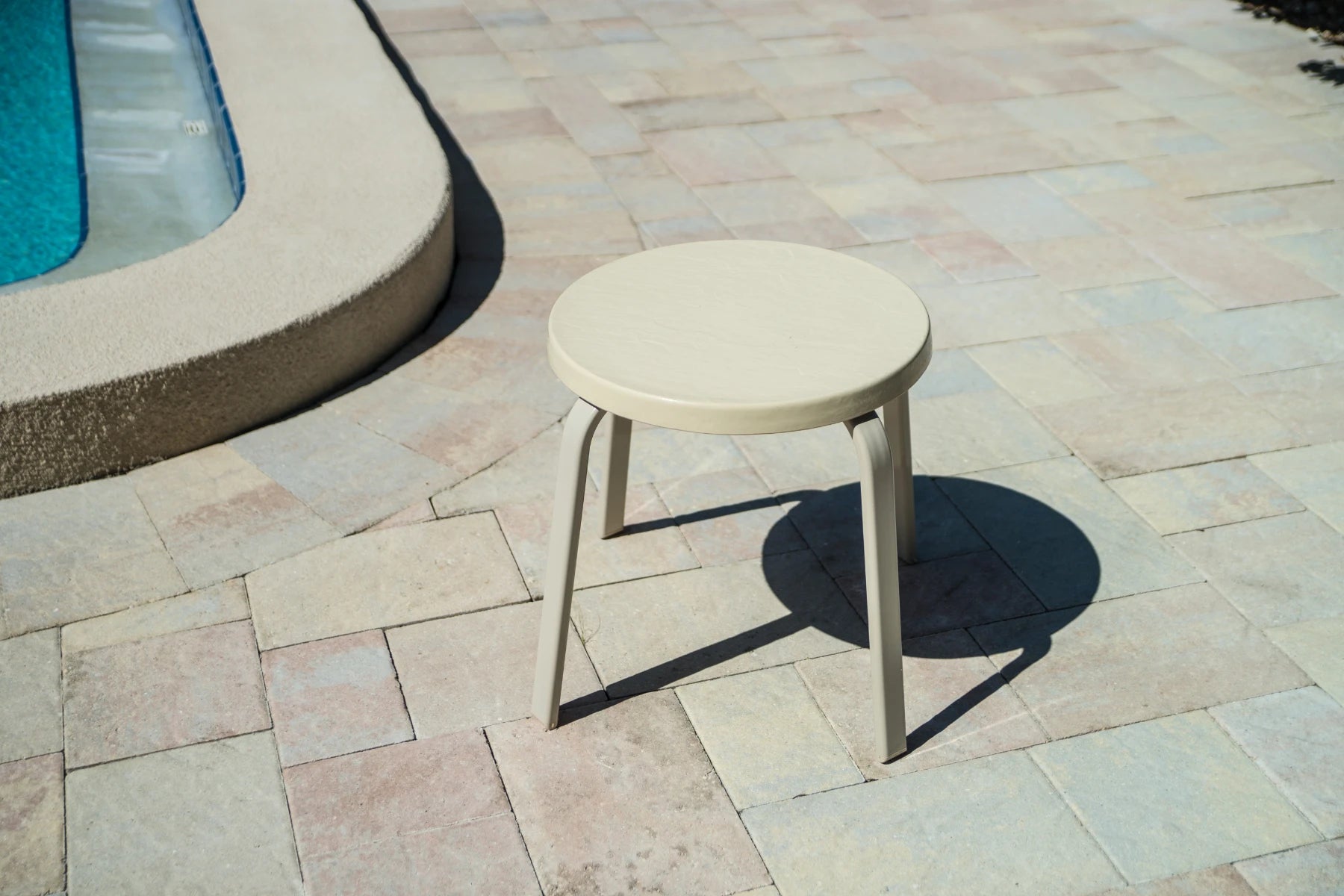 FR18 Fiberglass 18-inch Round Outdoor Table